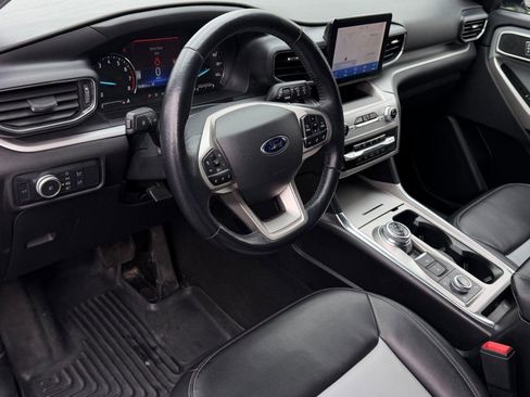 Used 2022 Ford Explorer XLT w/ Equipment Group 202A image 4