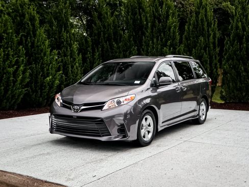 Used 2018 Toyota Sienna LE FWD image 5