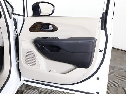 Used 2023 Chrysler Pacifica Limited FWD image 30