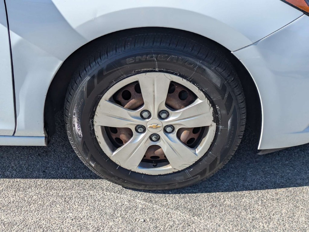 Used 2017 Chevrolet Cruze LS FWD image 13