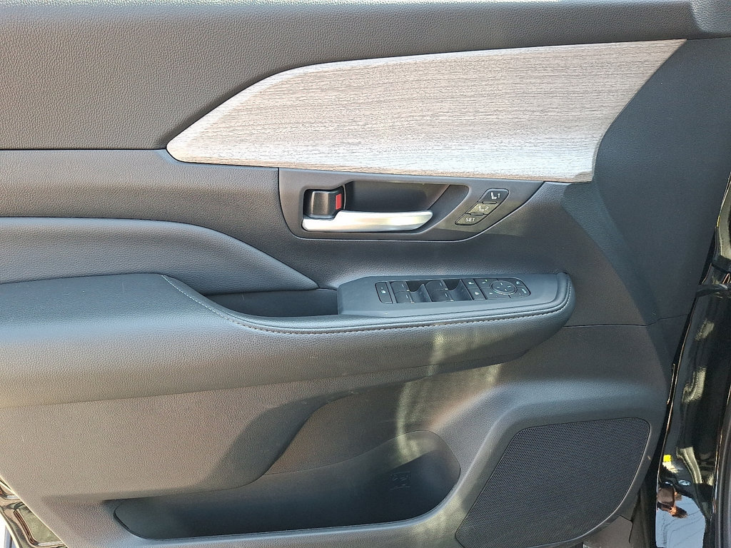 Used 2025 Toyota Grand Highlander AWD image 13
