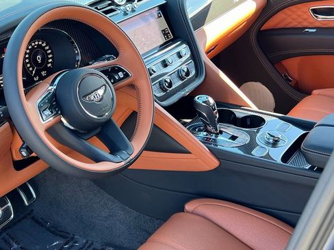 Used 2025 Bentley Bentayga image 55