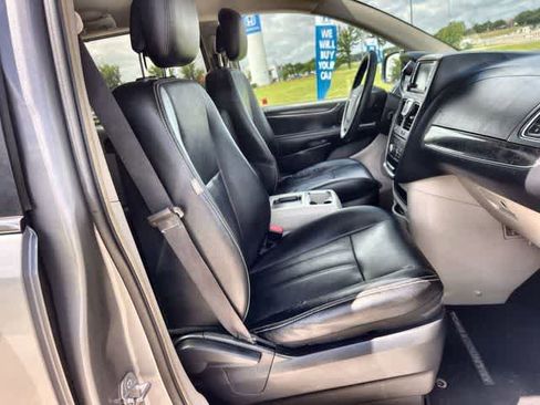 Used 2015 Chrysler Town & Country Touring w/ Driver Convenience Group FWD image 12