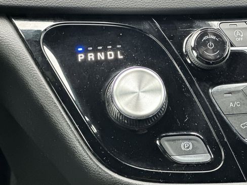 Used 2025 Chrysler Pacifica Select FWD image 30