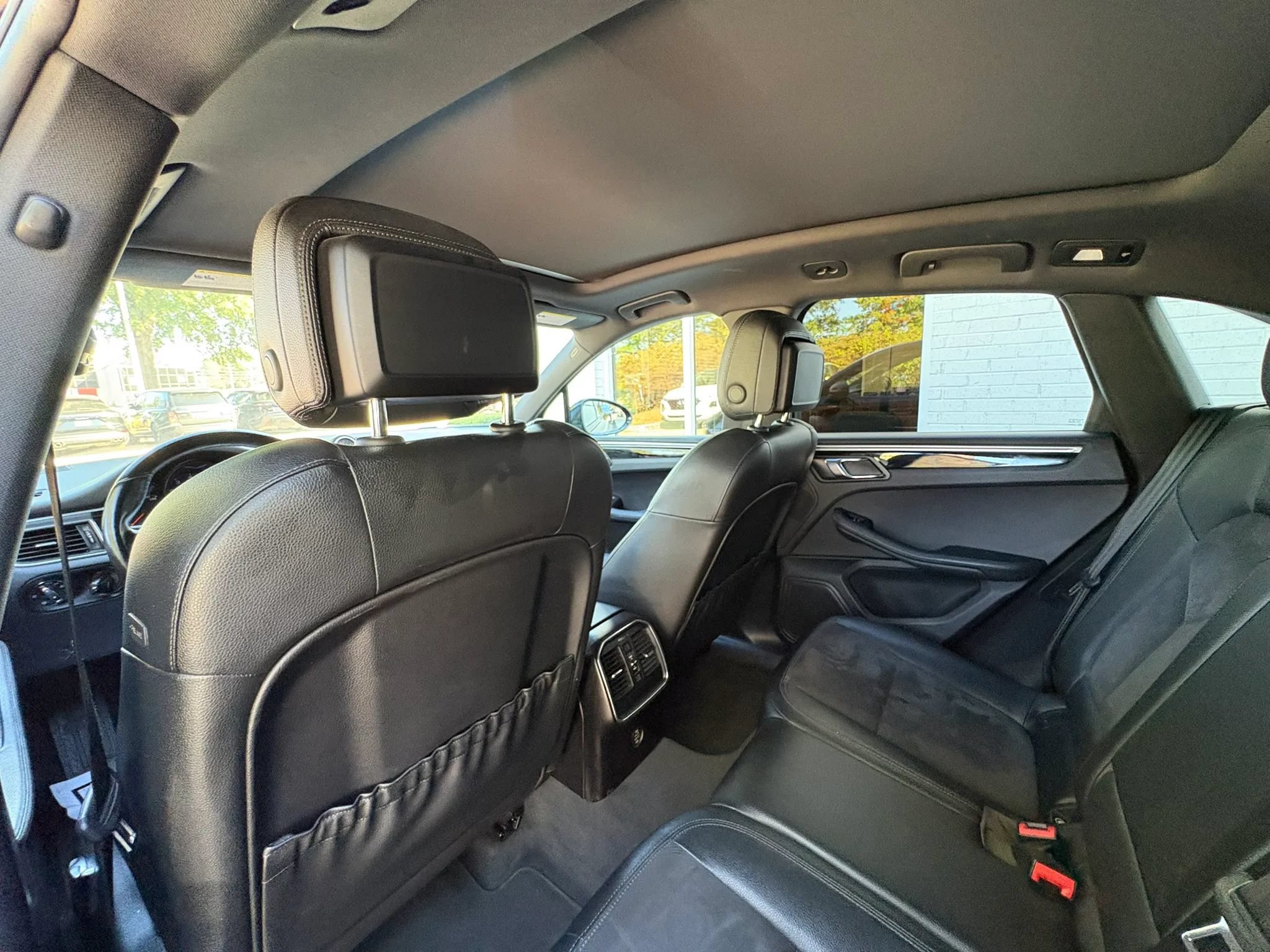 Used 2018 Porsche Macan AWD/4WD image 25