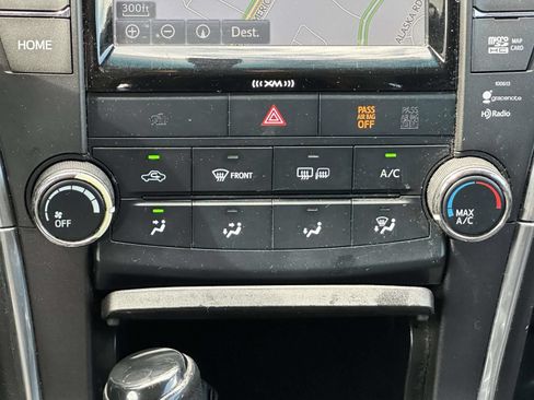 Used 2017 Toyota Camry SE w/ Moonroof Package FWD image 18