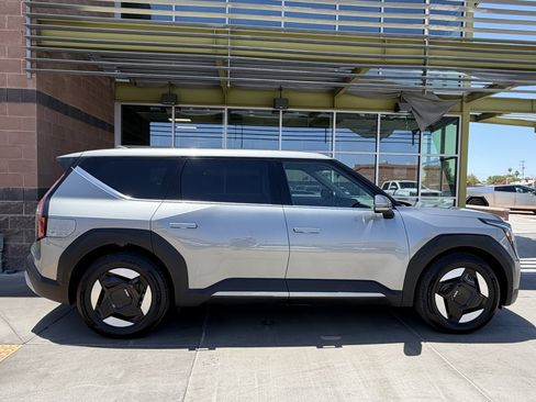 Used 2024 Kia EV9 Light RWD image 9