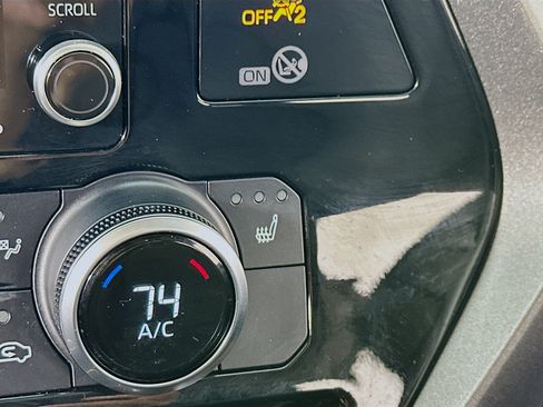 Used 2021 Toyota Highlander XLE AWD/4WD image 18