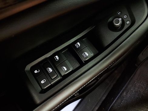 Used 2023 Jeep Grand Cherokee Laredo AWD/4WD image 25