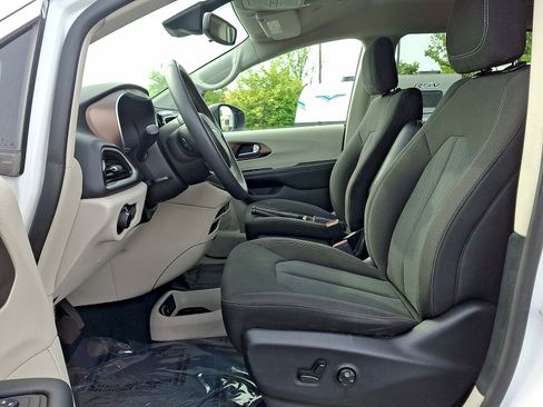 Used 2023 Chrysler Voyager LX FWD image 11