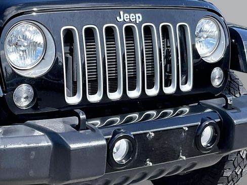 Used 2016 Jeep Wrangler Unlimited Sahara w/ Connectivity Group AWD/4WD image 25