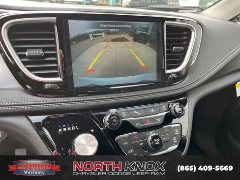 New 2026 Chrysler Pacifica Limited FWD image 9