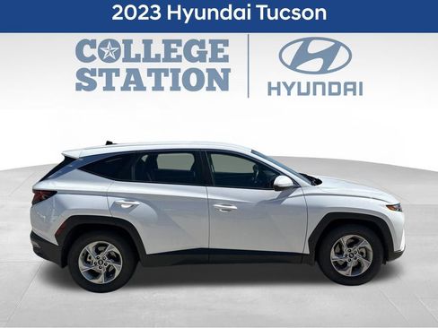 Used 2023 Hyundai Tucson SE image 2