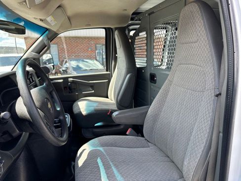Used 2017 Chevrolet Express 2500 image 19