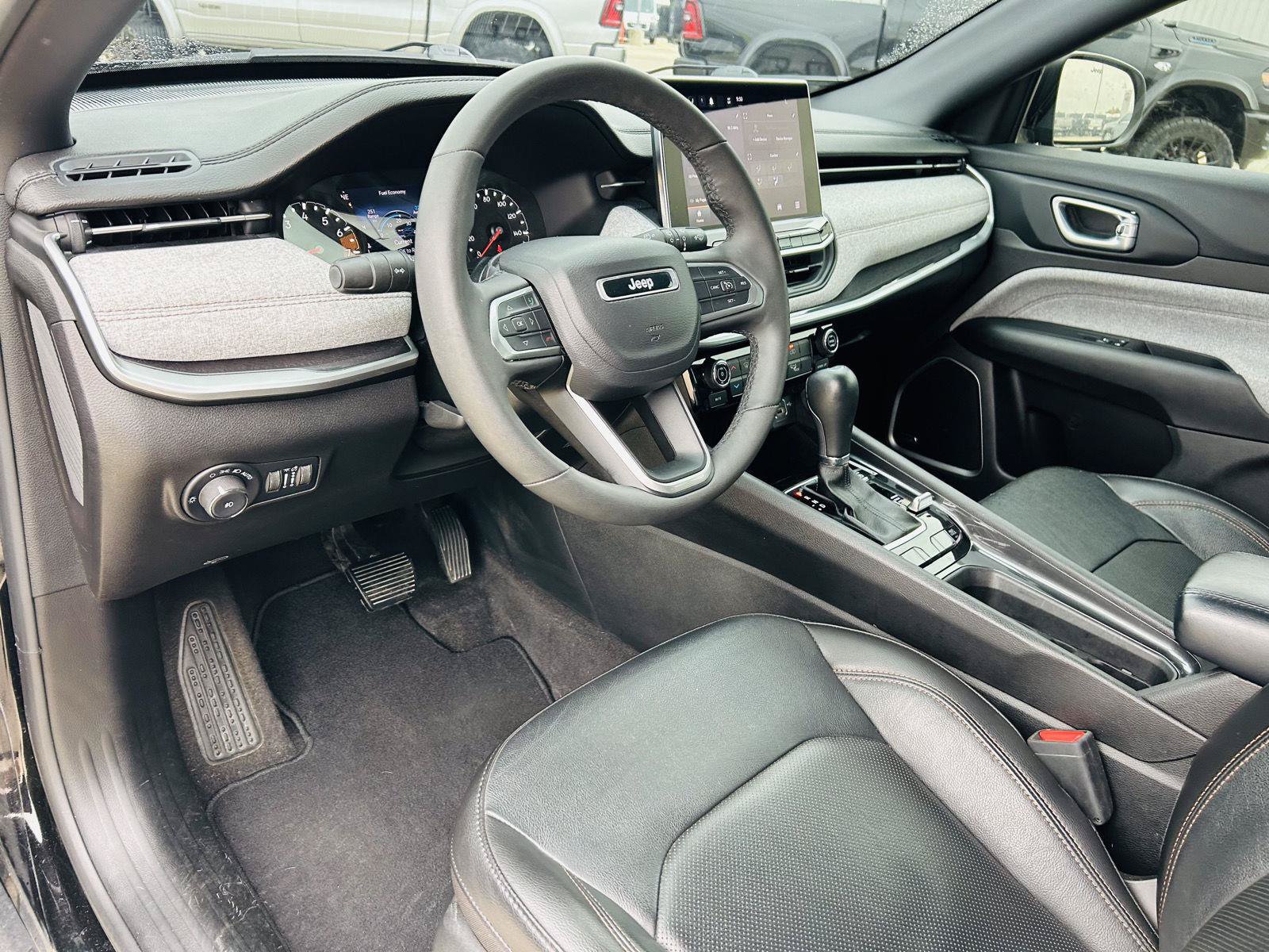 Used 2023 Jeep Compass Latitude w/ Sun and Sound Group AWD/4WD image 12