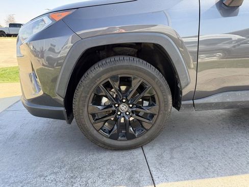 Used 2020 Toyota RAV4 XLE Premium image 4