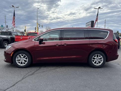 Used 2017 Chrysler Pacifica Touring FWD image 4