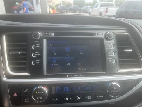 Used 2018 Toyota Highlander Plus AWD/4WD image 11