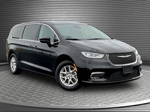 Used 2024 Chrysler Pacifica Touring-L FWD image 1