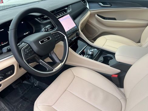 New 2025 Jeep Grand Cherokee Limited w/ Luxury Tech Group II image 8