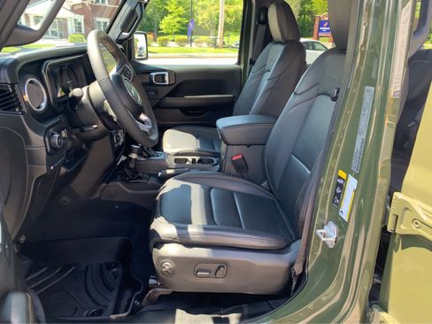 Used 2024 Jeep Wrangler Unlimited Sahara AWD/4WD image 11