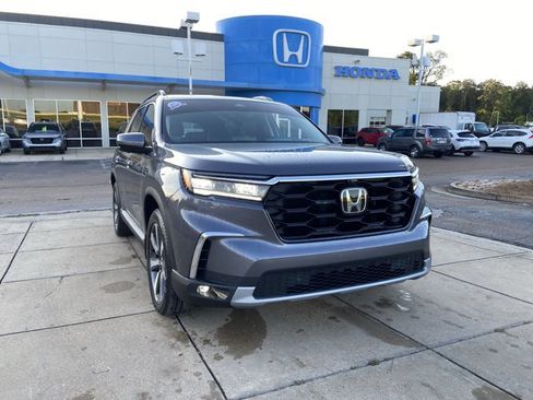 Used 2025 Honda Pilot Elite image 2