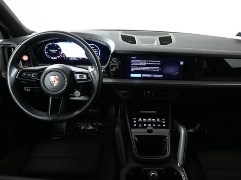 Used 2025 Porsche Cayenne image 16