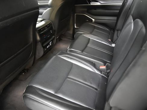 Used 2024 Jeep Wagoneer L Series II RWD image 34