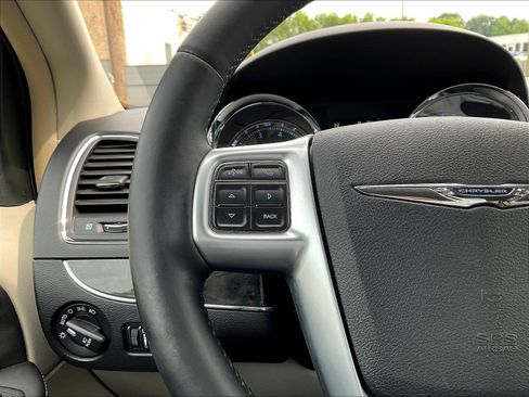 Used 2013 Chrysler Town & Country Touring-L w/ Premium Group FWD image 10