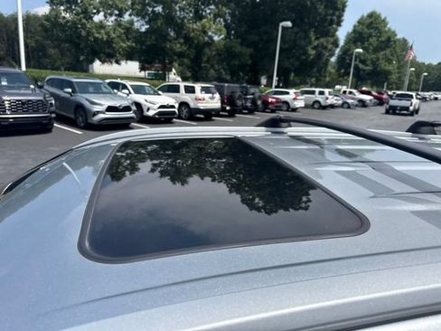 Used 2025 Toyota Highlander XLE AWD/4WD image 11