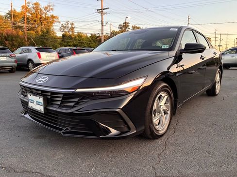 Used 2025 Hyundai Elantra SE FWD image 3