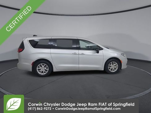 Used 2024 Chrysler Pacifica Touring-L image 16