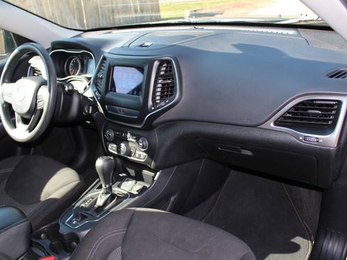 Used 2020 Jeep Cherokee Latitude FWD image 39
