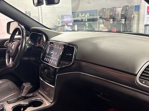 Used 2019 Jeep Grand Cherokee Limited AWD/4WD image 32