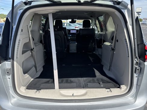 Used 2023 Chrysler Pacifica Touring-L FWD image 13