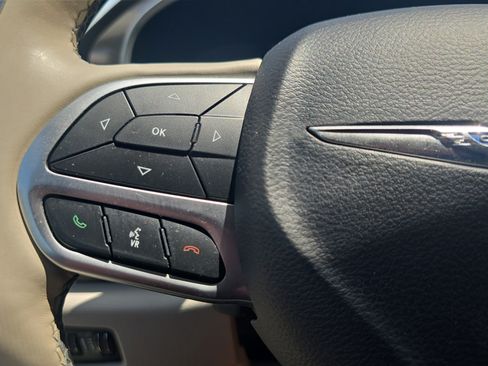 Used 2018 Chrysler Pacifica Limited FWD image 22