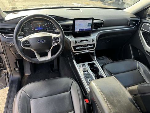 Used 2022 Ford Explorer XLT w/ Equipment Group 202A image 28