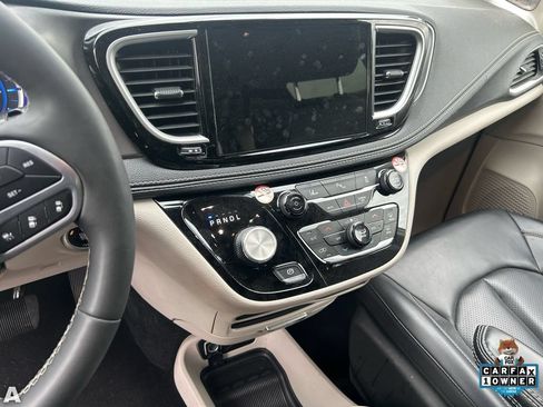 Used 2023 Chrysler Pacifica Touring-L FWD image 6