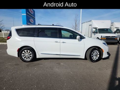 Used 2019 Chrysler Pacifica Touring-L image 10