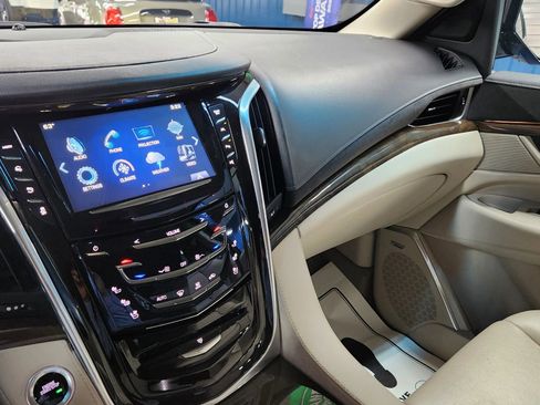 Used 2020 Cadillac Escalade Luxury w/ LPO, Radiant Package image 34