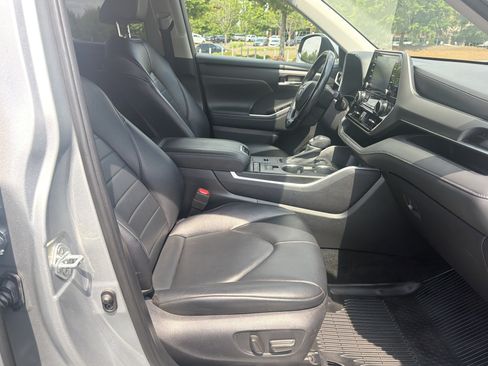 Used 2022 Toyota Highlander XLE FWD image 31