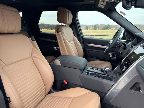 New 2024 Land Rover Discovery Dynamic SE image 16