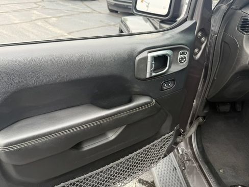 Used 2018 Jeep Wrangler Unlimited Sahara w/ Dual Top Group AWD/4WD image 20