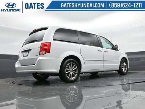 Used 2016 Dodge Grand Caravan SE image 28