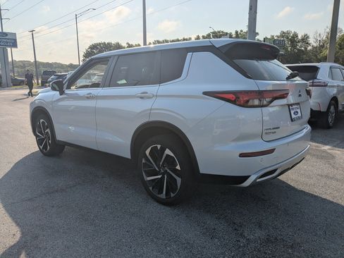 Used 2023 Mitsubishi Outlander SE image 6