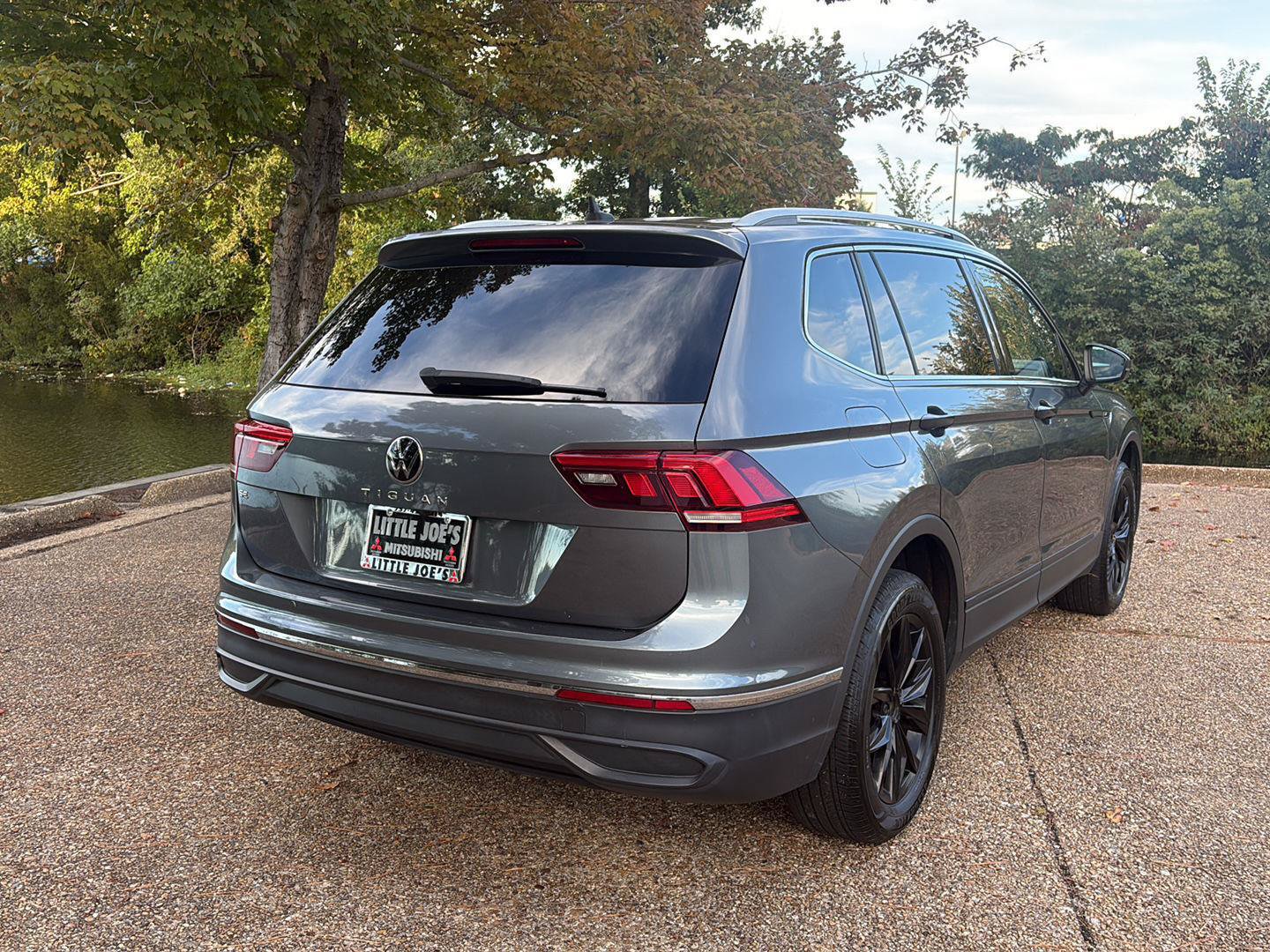 Used 2023 Volkswagen Tiguan SE FWD image 4
