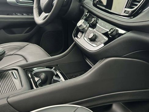 New 2026 Chrysler Pacifica Limited image 28