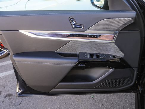 Used 2025 BMW i7 eDrive50 w/ M Sport Package image 18