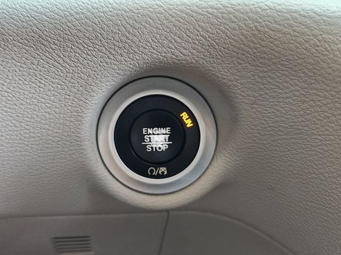 Used 2018 Chrysler Pacifica Touring-L FWD image 22