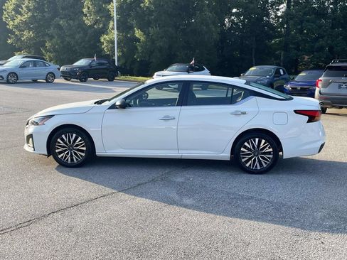 Used 2025 Nissan Altima 2.5 SV FWD image 4